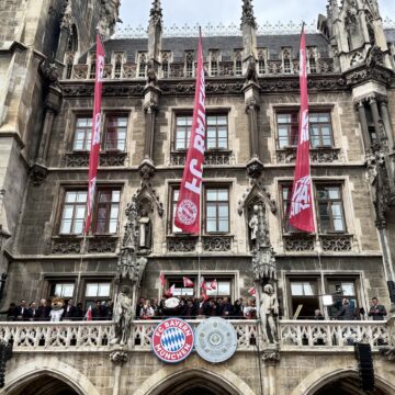 Der FC BAYERN feierte auf dem Rathausbalkon in München den Gewinn der 35. Deutschen Meisterschaft