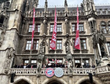 Der FC BAYERN feierte auf dem Rathausbalkon in München den Gewinn der 35. Deutschen Meisterschaft