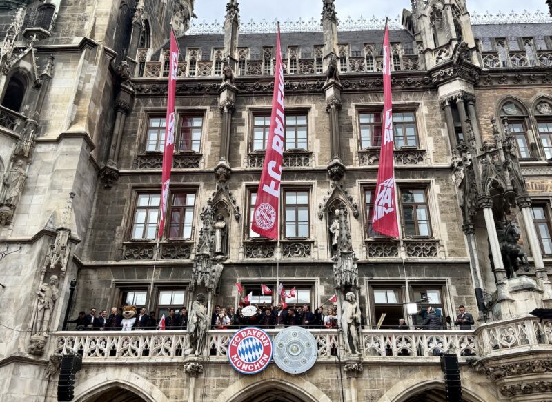 Der FC BAYERN feierte auf dem Rathausbalkon in München den Gewinn der 35. Deutschen Meisterschaft