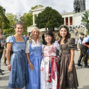 Oktoberfest mit Herz: 1.500 Damen spenden bei Regines Damenwiesn für Kinder in Not